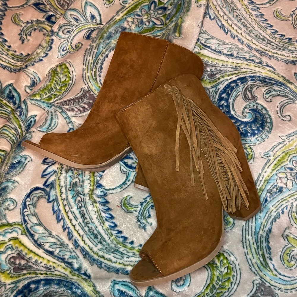 NEVER WORN brown suede heels